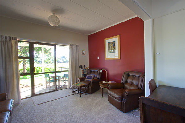 B&B Lodging in the Coromandel - Jacaranda Lodge - Guest Lounge