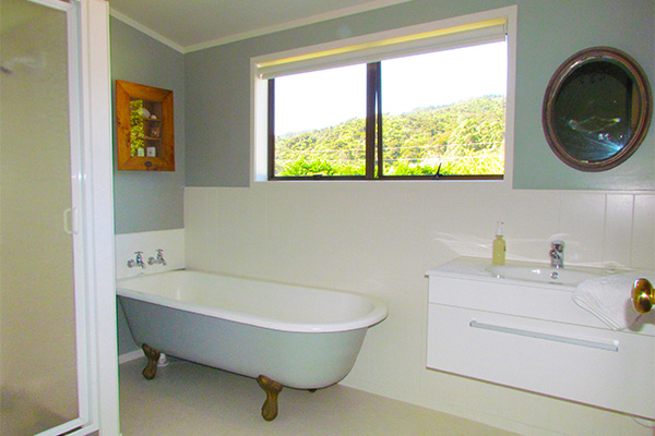 B&B Lodging in the Coromandel - Jacaranda Lodge - Shared Bathroom